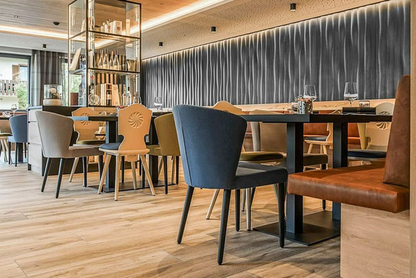 Moderner Speisesaal des Sonne Restaurants in Astfeld im Sarntal, mit elegantem Design, warmem Holzambiente und stilvoller Beleuchtung für Genussmomente in Südtirol.