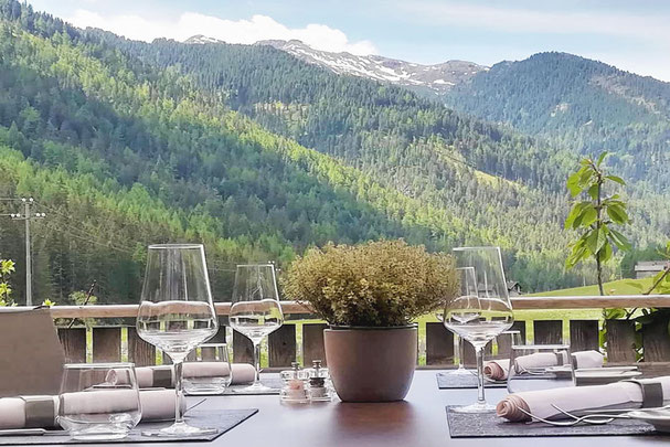 Blick in den alpinen Speisesaal vom Alpenrestaurant Elisabeth im Sarntal in Südtirol