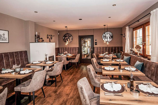 Heller, elegant gedeckter Speisesaal im Restaurant Pichler in Schenna mit Panoramablick auf die Südtiroler Bergwelt – stilvolles Ambiente für Genießer.