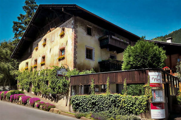 Vista esterna della distilleria privata "Wezl" a Rifiano in Alto Adige