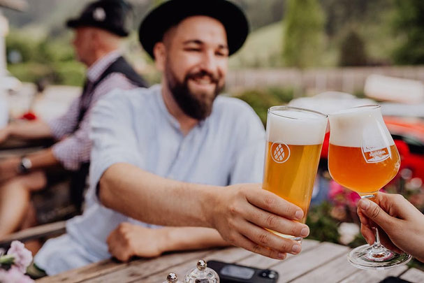 Il tavolo dei musicisti al Brauhaus Martinerhof a Passiria, nella zona di produzione della birra. Un musicista con una birra all'aperto.