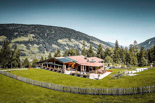 Jora Mountain Dining sul Monte Baranci a San Candido: vista panoramica sulle Dolomiti, terrazza soleggiata e autentici momenti di gusto nel cuore dell'Alto Adige.