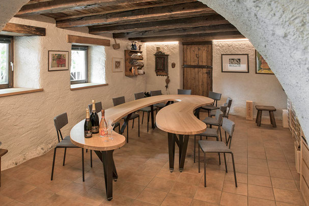 Vista interna della sala di degustazione della cantina di spumanti Arunda a Meltina, in Alto Adige 