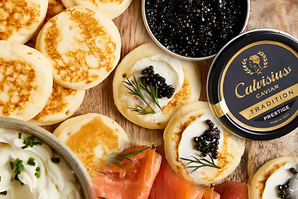 Kaviar und Champagner beim Gourmet Aperitif in der Laurin Bar in Bozen