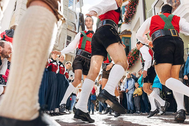 “Schuplattler” (danza popolare bavarese e tirolese) durante la tradizionale Festa del Törggelen a Chiusa