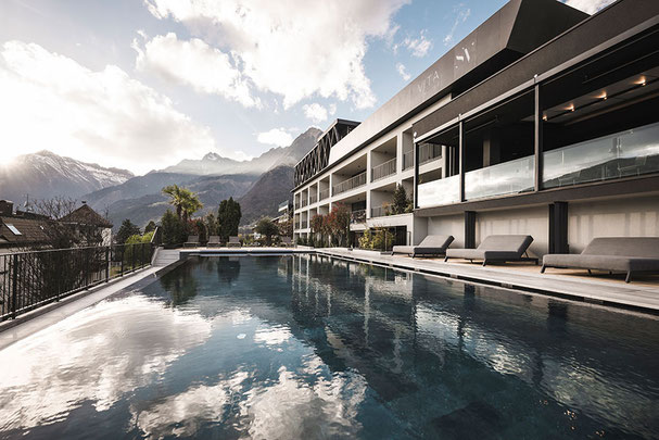 Vista esterna con piscina dell'hotel "SomVita Suites" a Tirolo in Alto Adige