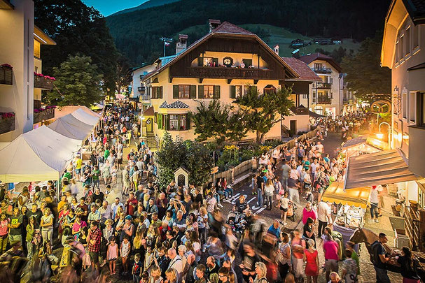 Tauferer Straßenküche in Sand in Taufers: Stimmungsvolle Sommerveranstaltung mit regionalen Spezialitäten, Marktständen und vielen Besuchern im Tauferer Ahrntal.