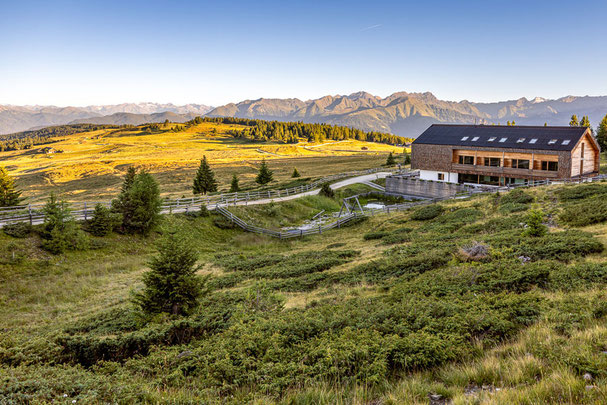 Außenansicht der Starkenfeldalm auf der Rodenecker-Lüsner Alm in Südtirol