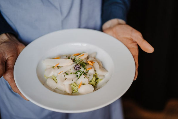 Piatto primaverile con asparagi bianchi del Terlano e erbe aromatiche, servito al ristorante Apollonia a Sirmiano presso Nalles: raffinata cucina altoatesina nella Valle dell'Adige.
