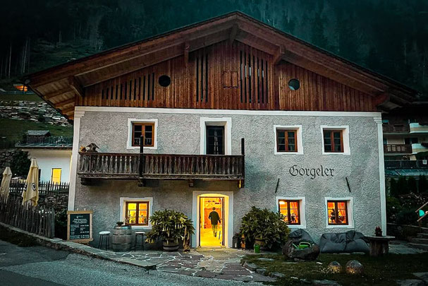 Gemütliche Tiroler Stube im Gorgeler Bar & Steakhouse in Ratschings mit liebevoll gedeckten Tischen, Holzeinrichtung und warmem Licht – ein Ort zum Wohlfühlen und Genießen.