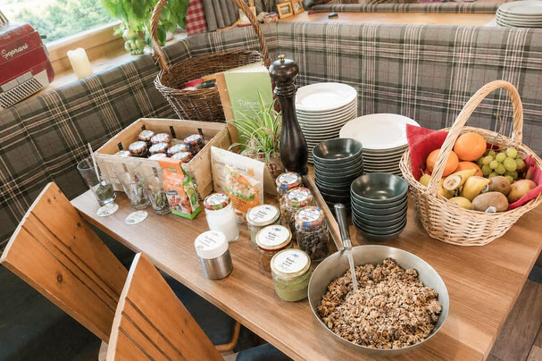Frühstücksbuffet im Restaurant Rosmarie in Pfelders mit hausgemachtem Müsli, frischem Obst, regionalen Produkten und gemütlichem Ambiente im Passeiertal.