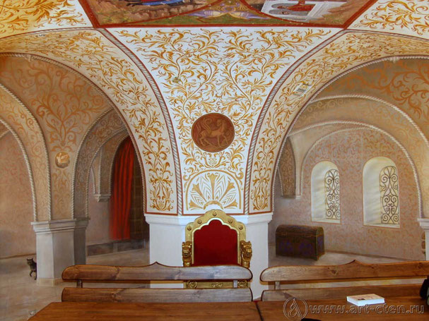 Роспись обманка одного из вип залов «Царская палата»  ресторана "Иван Васильевич", увеличивает пространства небольшого помещения, богато украшен фресками и орнаментом.