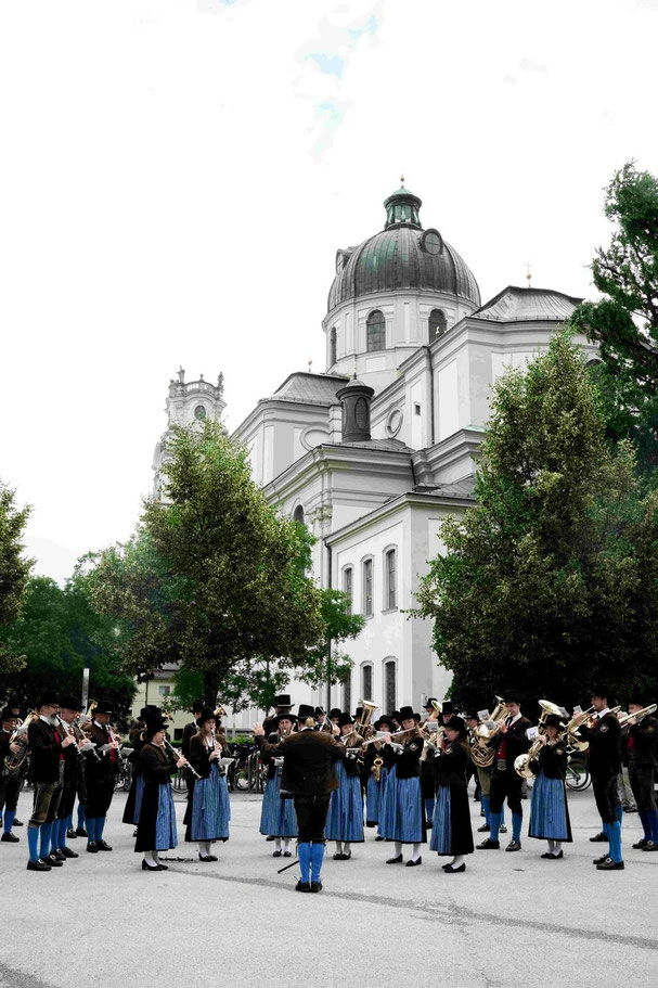 Christian Löffler mit der Trachtenmusikkapelle St. Martin bei Lofer. Foto: Vivien Reichelt.