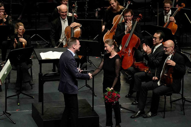 Orchesterdirektor Siegwald Bütow bedankt sich bei Brita Bürgschwendtner, die gestern nach 45 Jahren Abschied von der Bühne genommen hat. Foto: Vivien Reichelt.