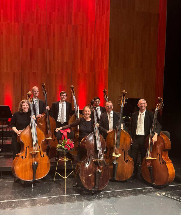 Brita Bürgschwendtner mit den Kolleg:innen der Kontrabassgruppe nach ihrem Abschied auf der Bühne des Großen Festspielhauses. Foto: Vivien Reichelt.