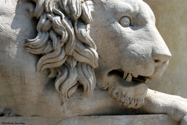 Cimitero di Verona. Uno dei due leoni posti all'ingresso del Cimitero. Uno dorme, l'altro invece si sta svegliando. Come si può immaginare, stanno a simboleggiare la risurrezione di Cristo, ma, soprattutto, sono i guardiani posti a sorvegliare il principale luogo di sepoltura dei veronesi (i quali, non a caso, chiamano scherzosamente il Monumentale "l'albergo ai du' leoni", dove, presto o tardi, tutti i cittadini andranno a soggiornare).