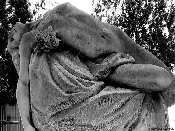 Cimitero di Staglieno, Genova. Esempio di rosa scolpita in una statua dello stesso scultore della tomba di Maria Beruccini a Milano, Piero da Verona