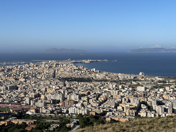 Blick auf Trapani, im Hintergrund die Ägadischen Inseln