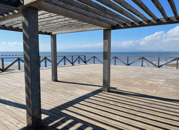 Die Saison ist zu Ende - die Flamingo Beach Bar ist abgebaut, die Terrasse bleibt stehen 