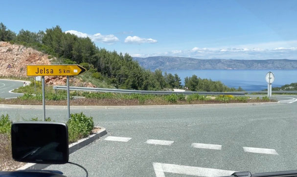 Abbiegen zum ersten Schlafplatz auf der Insel - einem Campingplatz bei Jelsa