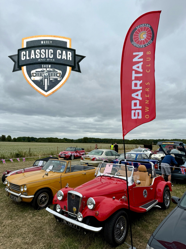 Le drapeau du Spartan Owners Club flotte au dessus du Maxey Classic Car Show