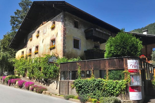 Außenansicht vom Haus Wezl der Privatbrennerei "Wezl" in Riffian in Südtirol
