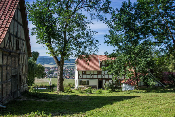 Blick durch den Garten auf Wanfried im Werratal