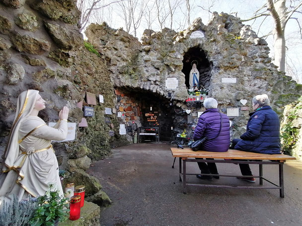 In der Borgentreicher Lourdesgrotte haben Johannes Kremper und mehr als ein Dutzend weitere Menschen vor dem Beschuss am ersten Ostertag 1945 Schutz gefunden. Damals sah die Grotte, die von vielen Gläubigen besucht wird, noch etwas anders aus.     