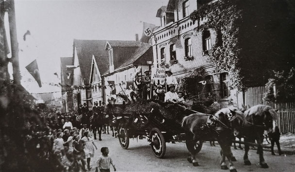 In den ersten Kriegsjahren zog zum „Tag der Arbeit“ noch ein großer Festzug durch den Steinweg. Zum Kriegsende 1945 gab es hier durch den Beschuss der US-Truppen die größten Zerstörungen. Kaum ein Haus blieb verschont.