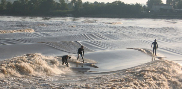 Surfeurs sur le Mascaret de la Dordogne