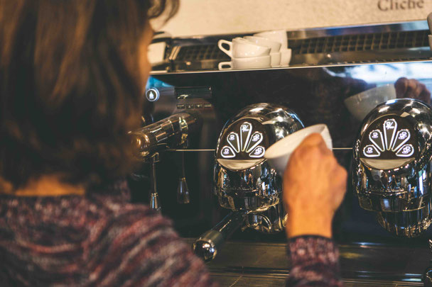 Barista bei der Zubereitung eines Espressos