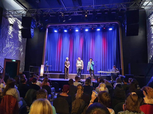 Applausabstimmung beim 154. Ansbacher Poetry Slam /  Foto: Eve Mareen Preisegger