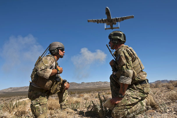 Tipica situazione operativa in totale sinergia tra i Foward Controller dell'Esercito e gli A-10 (Foto: US Army)