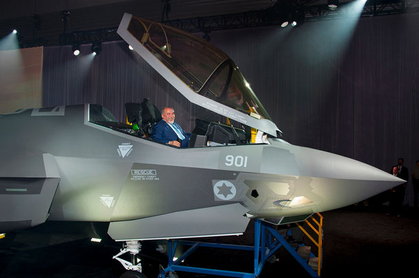 Il ministro della Difesa Avigdor Liberman seduto sul cockpit dell'Adir. (Foto: Lockheed Martin)