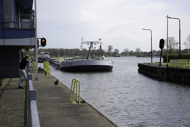 We waren rond 15.00 uur bij de sluis van Grave. Allereerst de bak in de sluis van Grave geduwd (de sluis is te klein voor onze lengte) en weer achteruit richting de remming.