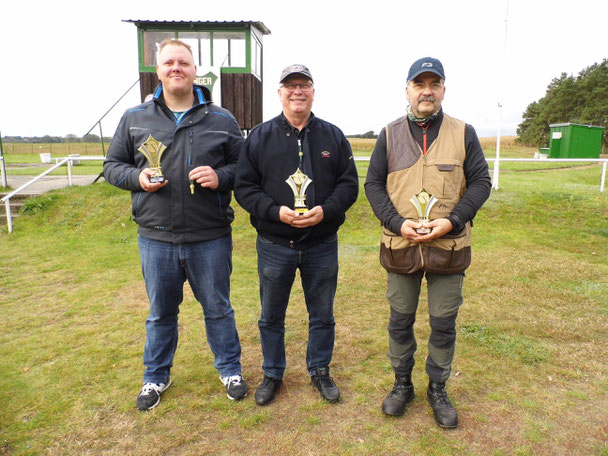 Pokalgewinner der VM Trap 2017 von links: Steffen Fröhlich 2.Platz, Frank Hoellge 1.Platz und Andreas Lemcke 3.Platz