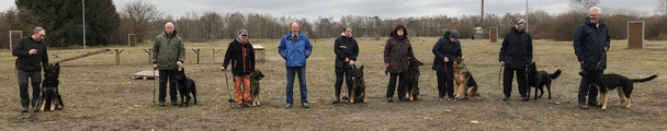 unsere Mitglieder v.l.n.r. Dietmar mit Greif, Hans mit Emma, Andrea mit Thekla-Carola, WB Hans-Peter Schweimer, Manuela mit Toni-Marschall, Marita mit Samu, Gisela mit Ulla, Ulrike mit Balou, Jens-Peter mit Kleopatra