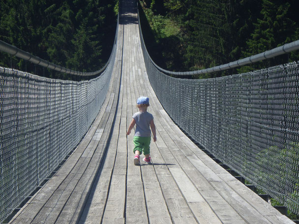 Imkernachwuchs geht über eine Hängebrücke