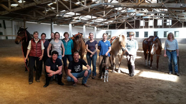Gruppenfoto mit Lehrgangsleiter Leon Schardt (vorne rechts) und Organisatorin Birgit Stoffel (vorne links)