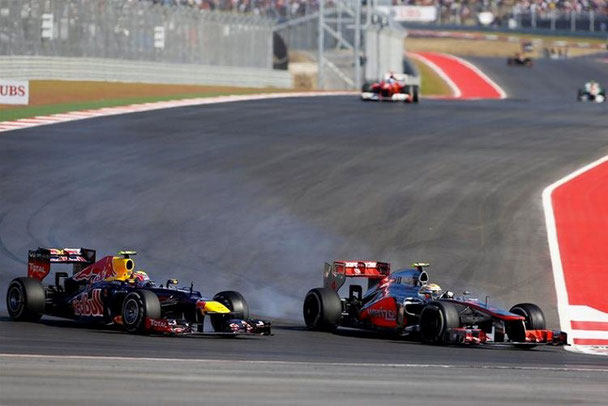 Hamilton mentre supera Webber durante la gara ad Austin nel 2012