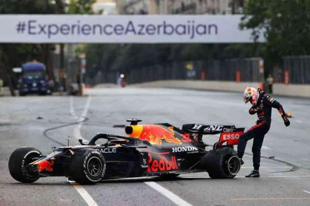 Verstappen dopo il ritiro nel gp di Azerbaijan 2021, mentre sfoga la delusione verso la ruota che aveva avuto il problema 