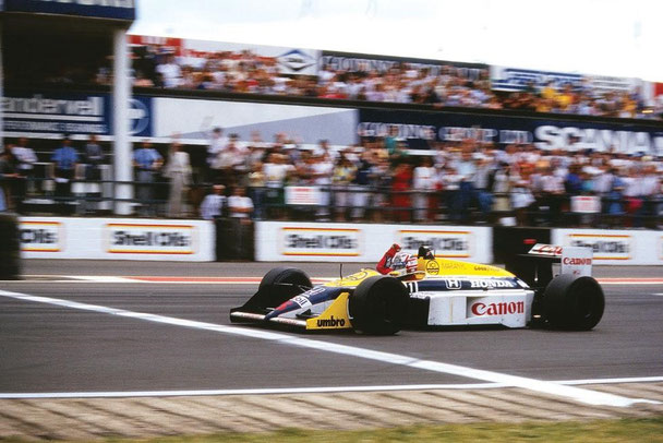 Nigel Mansell mentre taglia il traguardo vincente nel 1987,dopo una lunga lotta col compagno Piquet