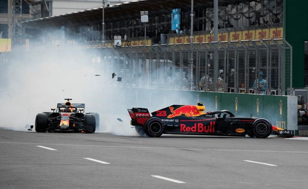 L’incidente che vide coinvolti i due piloti Red Bull Ricciardo e Verstappen 