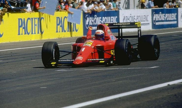 Prost mentre taglia il traguardo nel gp di Francia 1990, 100° vittoria per Ferrari 