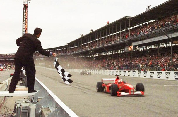 Schumacher mentre tagli il traguardo a Indianapolis 