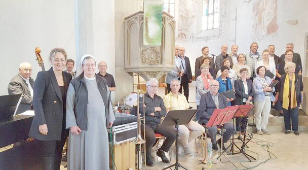 Chorleiterin Sr. Eva Maria Schenk (4. v. l.), Sister Eve Mary's Ragtime Band (links) und Chorgemeinschaft Cantemus (rechts). (Foto: Chorgemeinschaft Cantemus)