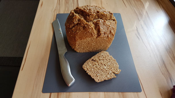Aufgeschnittenes Weizen-Roggenbrot mit saftiger Krume