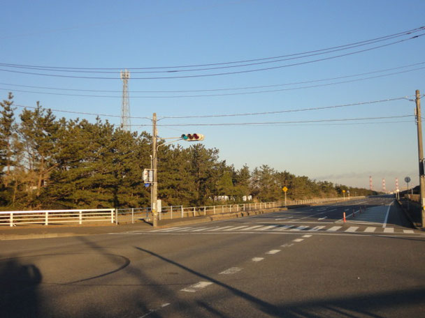 左手の林の向こうがキャンプ場。真っ直ぐな道路と平行に隣接。