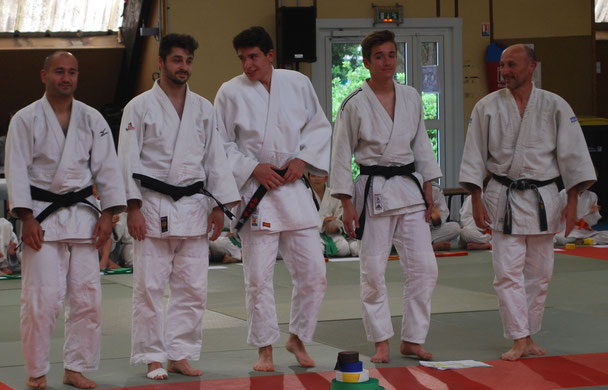 Quatre nouveaux venus du Judo Club d'Aytré dans le cercle très prisé des 1er DAN ...dont trois le même jour !  Félicitations à ces quatre "ceintures noires" Thomas, Dylan, Alexandre et Malkaz !