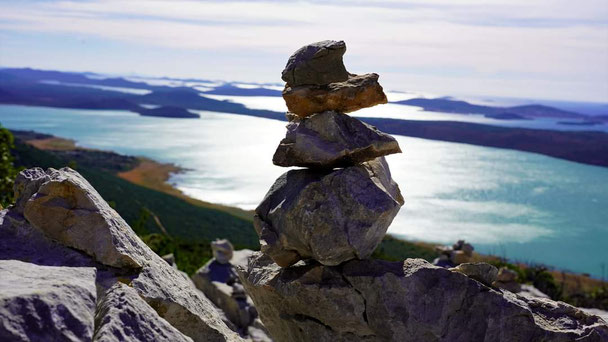 gestapelt Steine mit einem See im Hintergrund